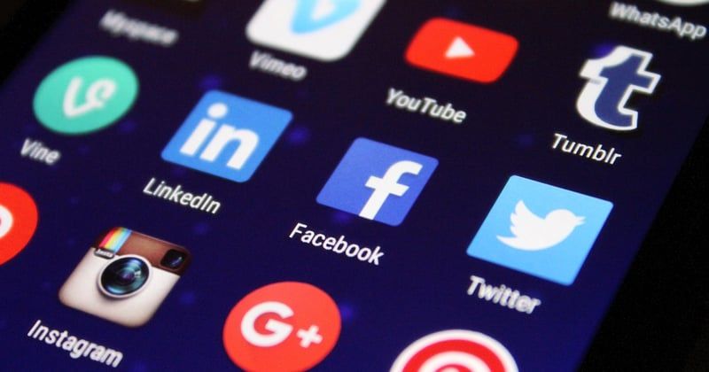 Comment les réseaux sociaux réinventent les tendances mode